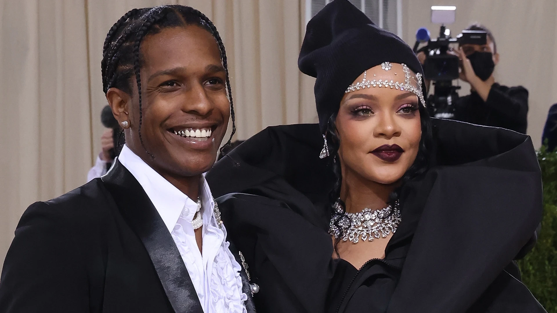 (VIDEO) Rihanna Caught A$AP Rocky In Close Chat At AWGE Show, Her Side Eye Said Everything